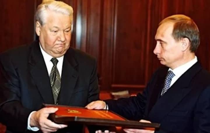 Boris Yeltsin renuncia à presidência da Rússia