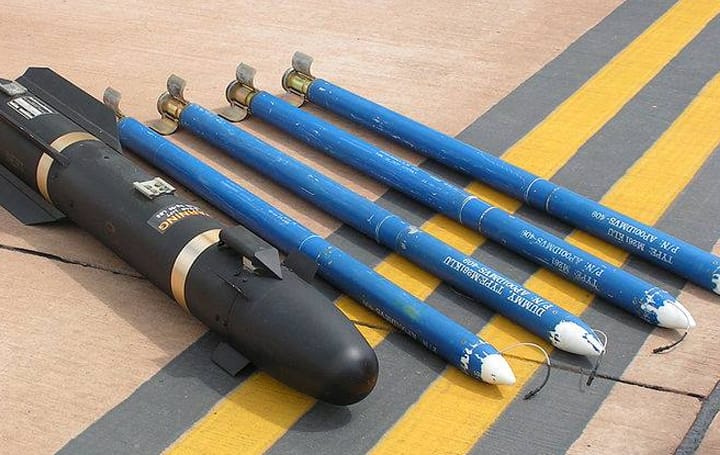 AGM-114 Hellfire (preto), e foguetes Hydra 70 (azul)