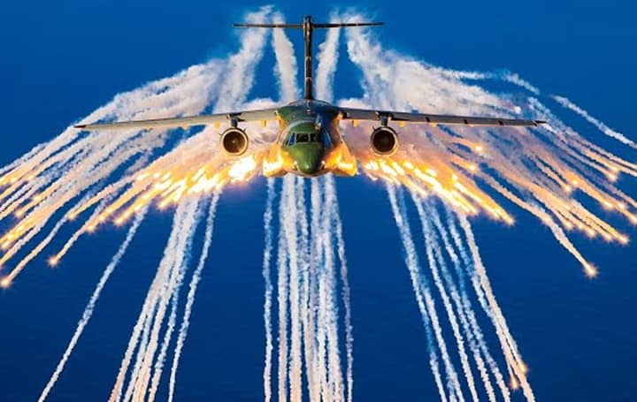 KC-390 Millennium testando dispensadores de chaff e flare