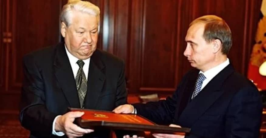 Boris Yeltsin renuncia à presidência da Rússia